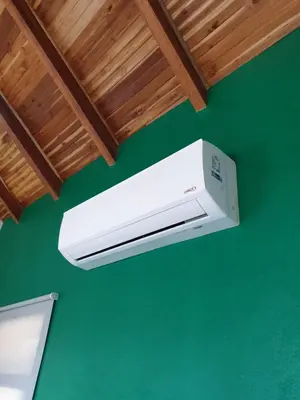 a white air conditioner hanging from a ceiling at Palmetto Lodge in Playa San Miguel