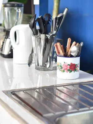 a kitchen counter with a container of kitchen utensils at Guesthouse Congo Tempisque in Liberia