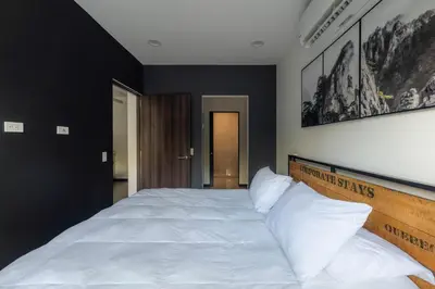 a bedroom with a large bed with white pillows at Urban Flats Studios by Corporate Stays in San José