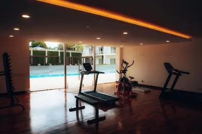 a gym with treadmills and exercise bikes in a room at Urban Flats Studios by Corporate Stays in San José