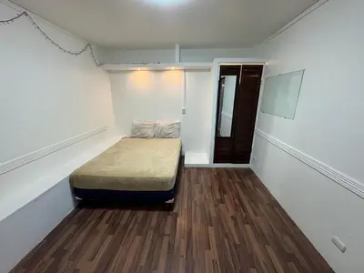 a small room with a bed in the middle of it at Casa Mundo in San José