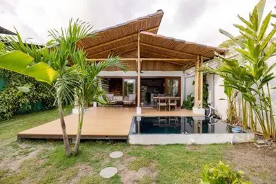 a house with a deck and a swimming pool at Villa Fruta del Cielo in Uvita
