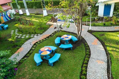 an overhead view of a garden with tables and chairs at Hotel Ave del Paraíso in San José