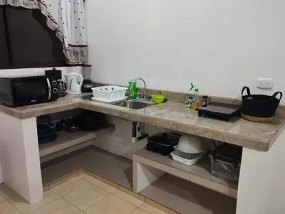 a kitchen counter with a sink and a microwave at KAPALIZ in Tigre