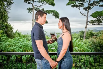 a man and a woman holding a glass of wine at Bromelia House in San Gerardo