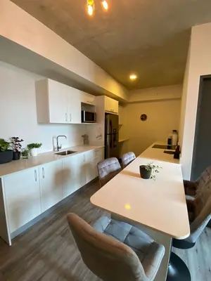 a kitchen and dining room with a table and chairs at Cómodo y elegante apartamento en fabuloso condo! in San José