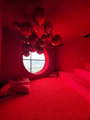 a room with a red room with a round window at Cómodo y elegante apartamento en fabuloso condo! in San José