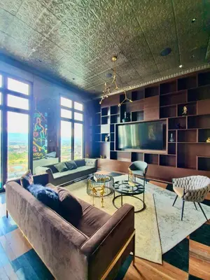 a living room with a large couch and a tv at Cómodo y elegante apartamento en fabuloso condo! in San José