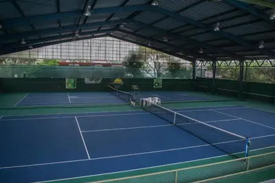 an overhead view of a tennis court at Hotel Suerre in Guápiles