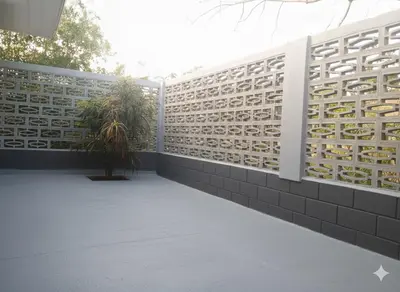 a retaining wall with a plant in a courtyard at Cabinas Miramar, una casa SOLO para ti in San Isidro