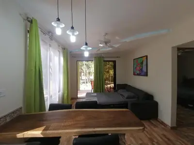 a living room with a table and a couch at Garza Tigre Apartamentos in Cóbano