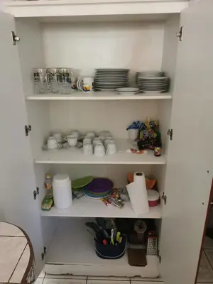a white pantry with dishes and cups and plates at Beach house Matapalo Santa Cruz in Matapalo