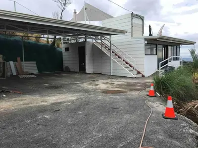a house with a driveway with a garage at Casa Panorámica con Jacuzzi balcon. Familia Amigos in Robles