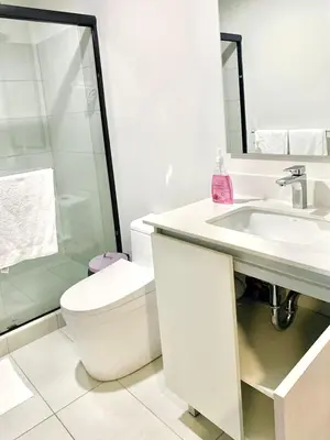 a bathroom with a toilet and a sink and a shower at Único Apartamento en Nuevo y Moderno Condominio in San José