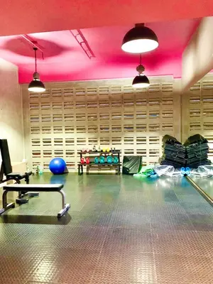 a bowling room with pink lighting and a bowling alley at Único Apartamento en Nuevo y Moderno Condominio in San José