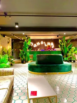 a lobby with a green couch in the middle at Único Apartamento en Nuevo y Moderno Condominio in San José