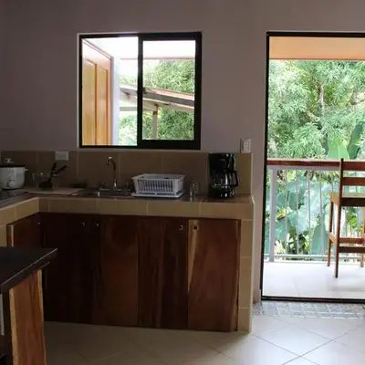 Cabina equipada cerca de río y montañas Tulín Azul