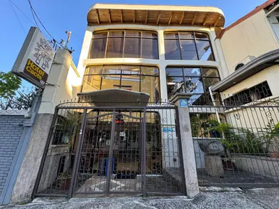 a building with a gate in front of it at Hotel Cacts in San José