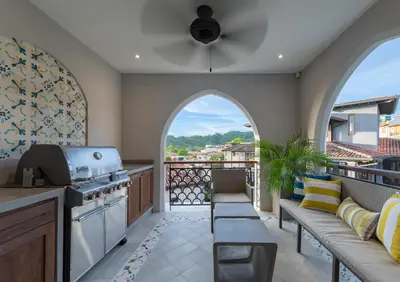 a kitchen with an archway and a balcony with a couch at Calle Cartagena 8C in Playa Danta
