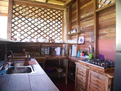 a kitchen with a sink and a counter top at Finca Colibri, vue incroyable sur le Golfe de Nicoya, en Pleine Nature, ferry Playa Najanjo in Cabo Blanco