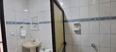 a bathroom with a sink and a shower with a mirror at Panda House in Quepos