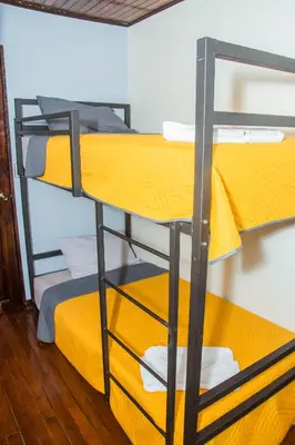 a couple of bunk beds in a room at Alojamiento entero 1 km Juan Santamaría Airport in Alajuela City