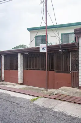 a building on the side of a street at Alojamiento entero 1 km Juan Santamaría Airport in Alajuela City