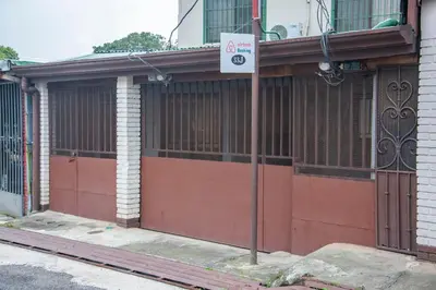 a no parking sign in front of a building at Alojamiento entero 1 km Juan Santamaría Airport in Alajuela City