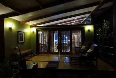 a living room with green walls and a ceiling at Chirripo Art Hotel in Chimirol