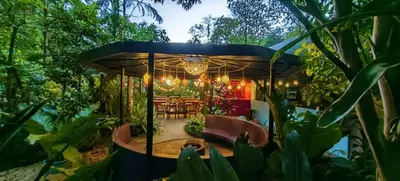 a garden with a table and chairs and plants at Chirripo Art Hotel in Chimirol