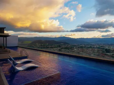 a swimming pool on top of a building at iFreses, Study Full equipped whith Pool, air- conditioning, spectacular view of the city, parking with additional payment in Curridabat