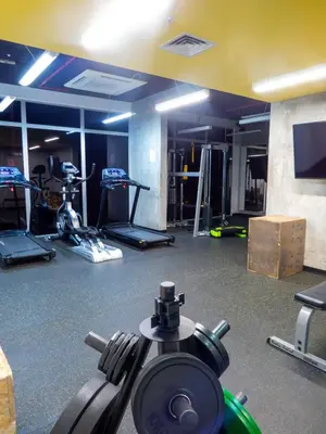 a gym with a bunch of equipment in a room at iFreses, Study Full equipped whith Pool, air- conditioning, spectacular view of the city, parking with additional payment in Curridabat