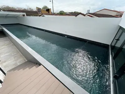 a swimming pool on the roof of a house at Vurá 201 in San José