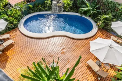 a hot tub sitting on top of a wooden table at Residencias Samara in Sámara