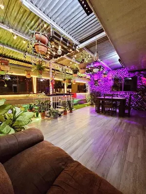 a living room with a couch and tables and plants at Apartamento SamSay I in Cartago