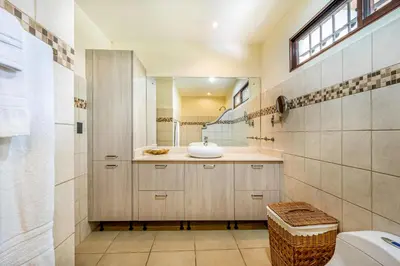 a bathroom with a sink and a mirror at Villa Casiopea in Carpintero