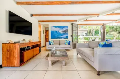 a living room with a couch and a tv at Villa Casiopea in Carpintero