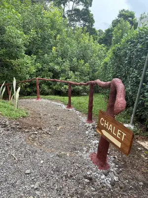 a sign that says chalker on a dirt road at Chalet La Fortuna YeyYe in Fortuna