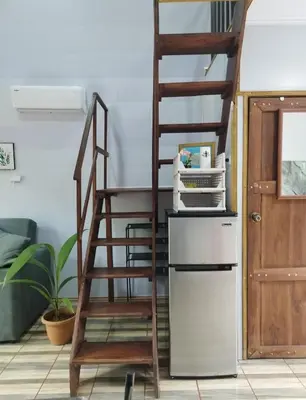 a kitchen with a ladder next to a refrigerator at Chalet La Fortuna YeyYe in Fortuna