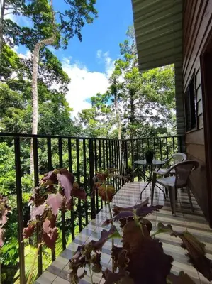 a patio with a table and chairs on a fence at Chalet La Fortuna YeyYe in Fortuna