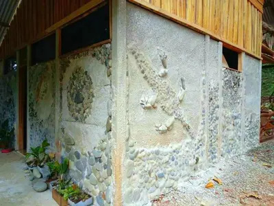 a wall with birds on the side of a building at Cabaña Eco-Arte in Tortugal