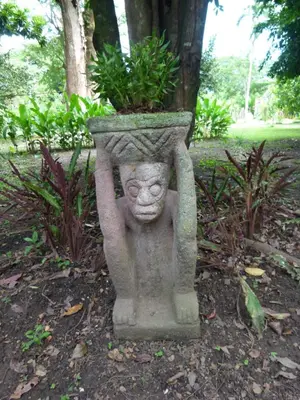 a stone planter with a plant in it at Nicoya Silvestre in Lepanto