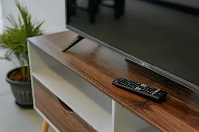 a remote control sitting on top of a tv stand at Departamento de lujo en la playa in Jacó