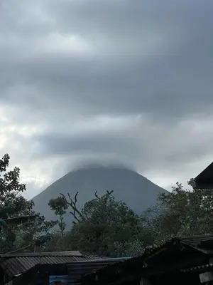 a mountain in the distance with trees and buildings at Casa vista de luna in Guaria
