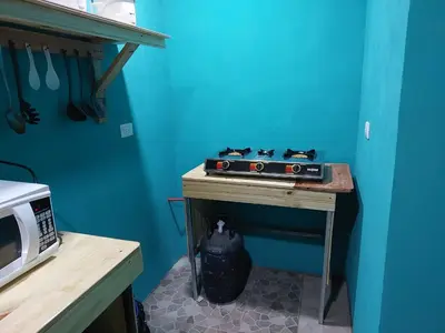 a blue kitchen with a stove on a table at Residencia las brisas Griegas in Quepos