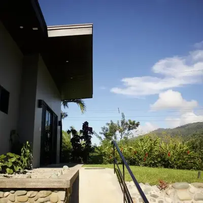 Jungle Home with King Beds -5 Minutes from the Beach