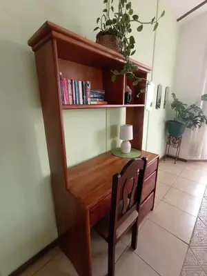 a desk with a lamp and a chair in a room at Nirvana Apartament Hostal in Alajuela City