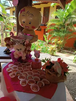 a table with a bunch of stuffed animals and cupcakes at Manantial de Vida in Bejuco