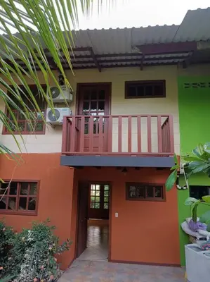 a house with a balcony on the side of it at Manantial de Vida in Bejuco