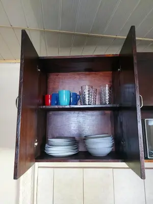a cabinet with plates and bowls in it at A 5 minutos del aeropuerto in Alajuela City